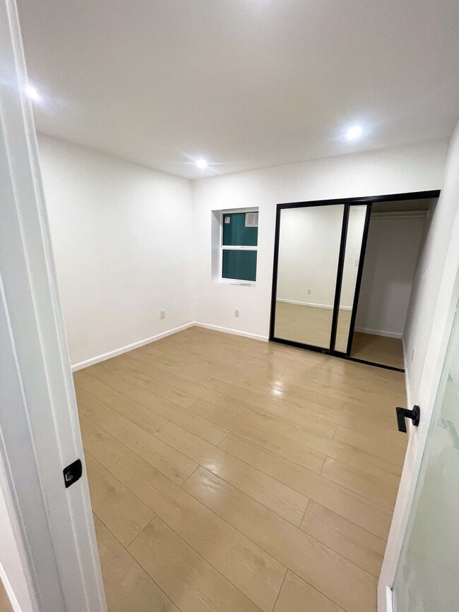 Photo - 4913-4912 Lynnfield St