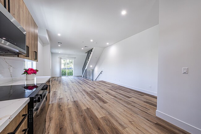 Photo - 4443.5 Auckland Ave Unit 4443.5