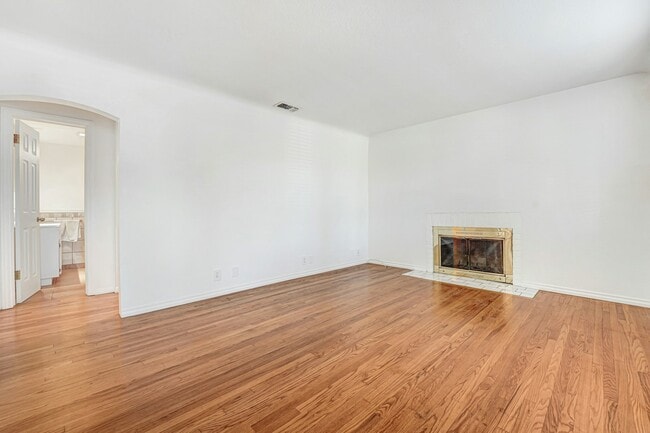 Photo - 14323 Califa St