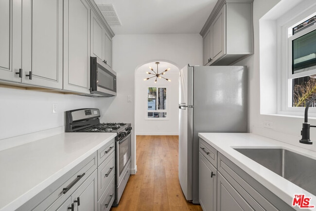 Building Photo - 4014 W Adams Blvd Unit A
