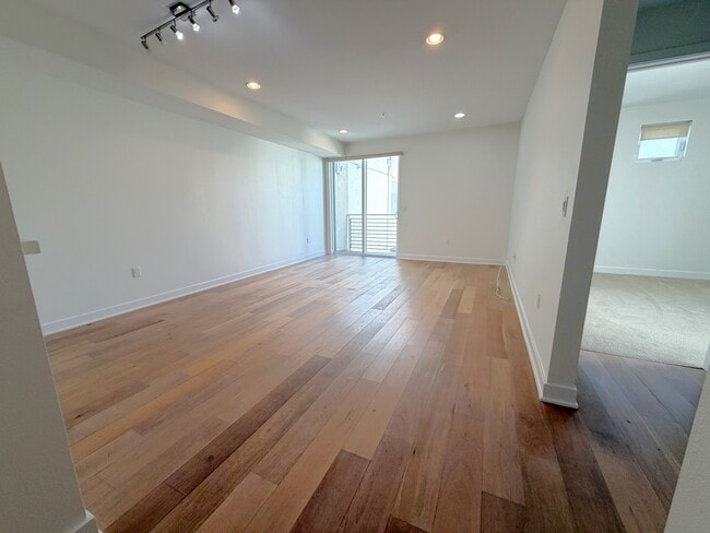 Building Photo - 436 S Virgil Ave Unit PH15