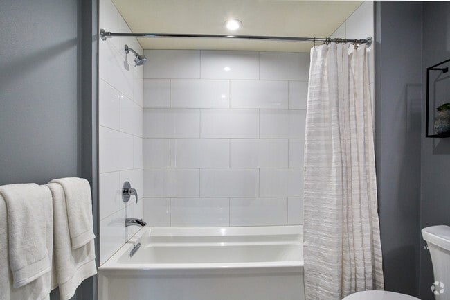 2BR, 2BA - 1223 SF - 580 Anton