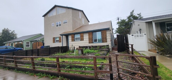 Building Photo - 2631 E Ocean Ave Unit Ventura midtown