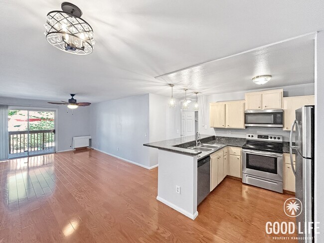 Building Photo - Beautiful 1BD/1BA W/ Reserved Parking and Community Pool in Mission Valley!