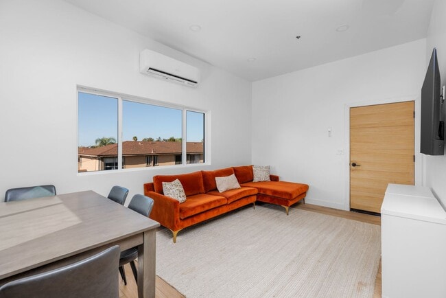 Building Photo - 2110 Drescher St Unit 1