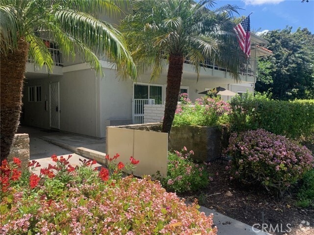Building Photo - 2014 Via Mariposa W Rental