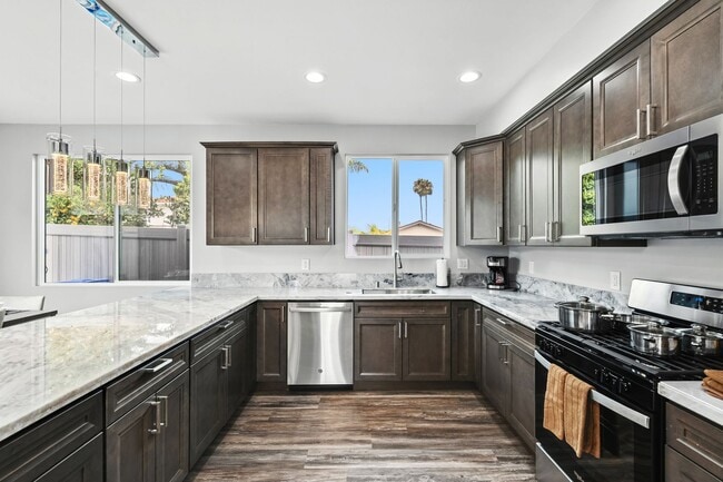 Photo - Coastal 3-Bedroom 2-Bathroom House with Hu...