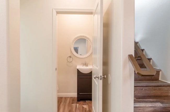 Photo - 3258 1/2 Dundas St.