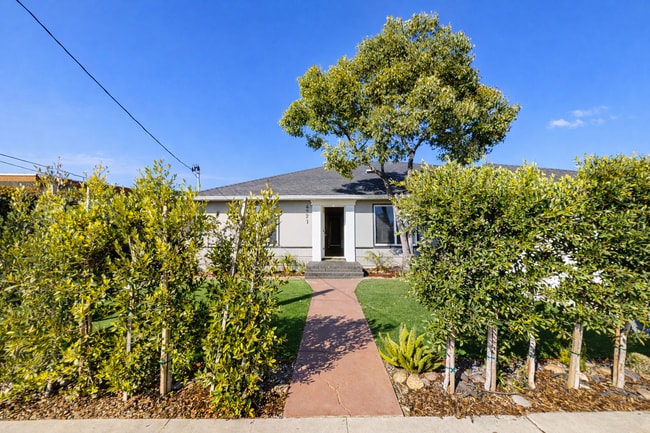 Building Photo - 4BD/2BA, Upgraded Kitchen! Sunroom!