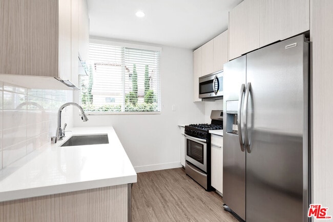Building Photo - 1117 S Bronson Ave Unit 10