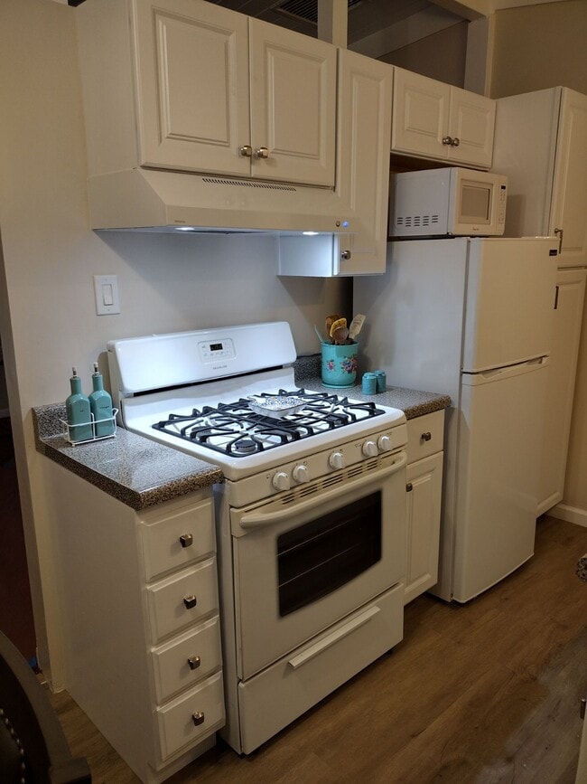 Photo - 533 E Avenue Q12 Unit B