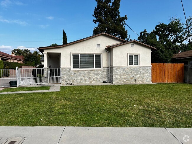 Building Photo - Beautiful 3 Bed 2 Bath House for Rent in W...