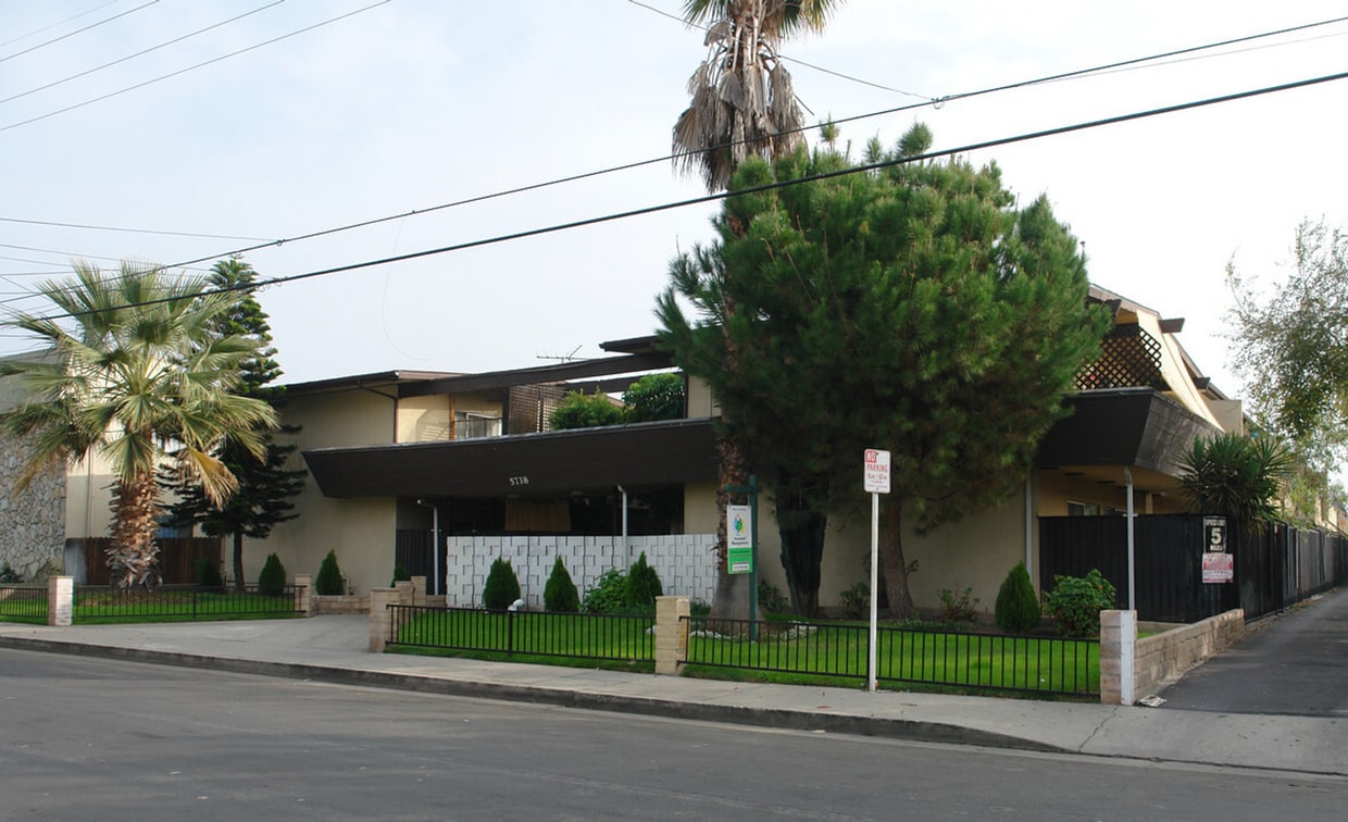 Floor Plan - Roomy 1 Bed 1 Bath Apartment in North Hollywood...