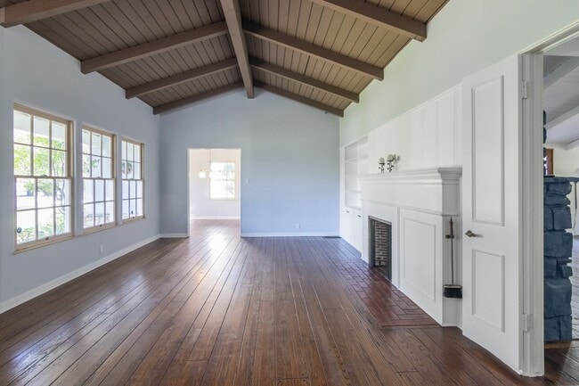 Photo - 4668 St Clair Ave