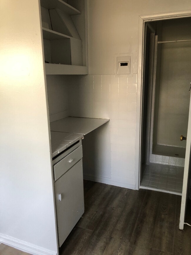 eating area and entrance to bathroom - 937 N Benton Way