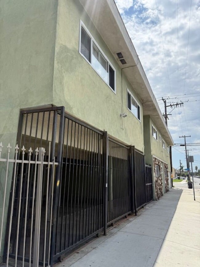 Spacious remodeled 2 BR apartment - Inglew... - Spacious remodeled 2 BR apartment - Inglew... Unit 10730 Burin Ave #4