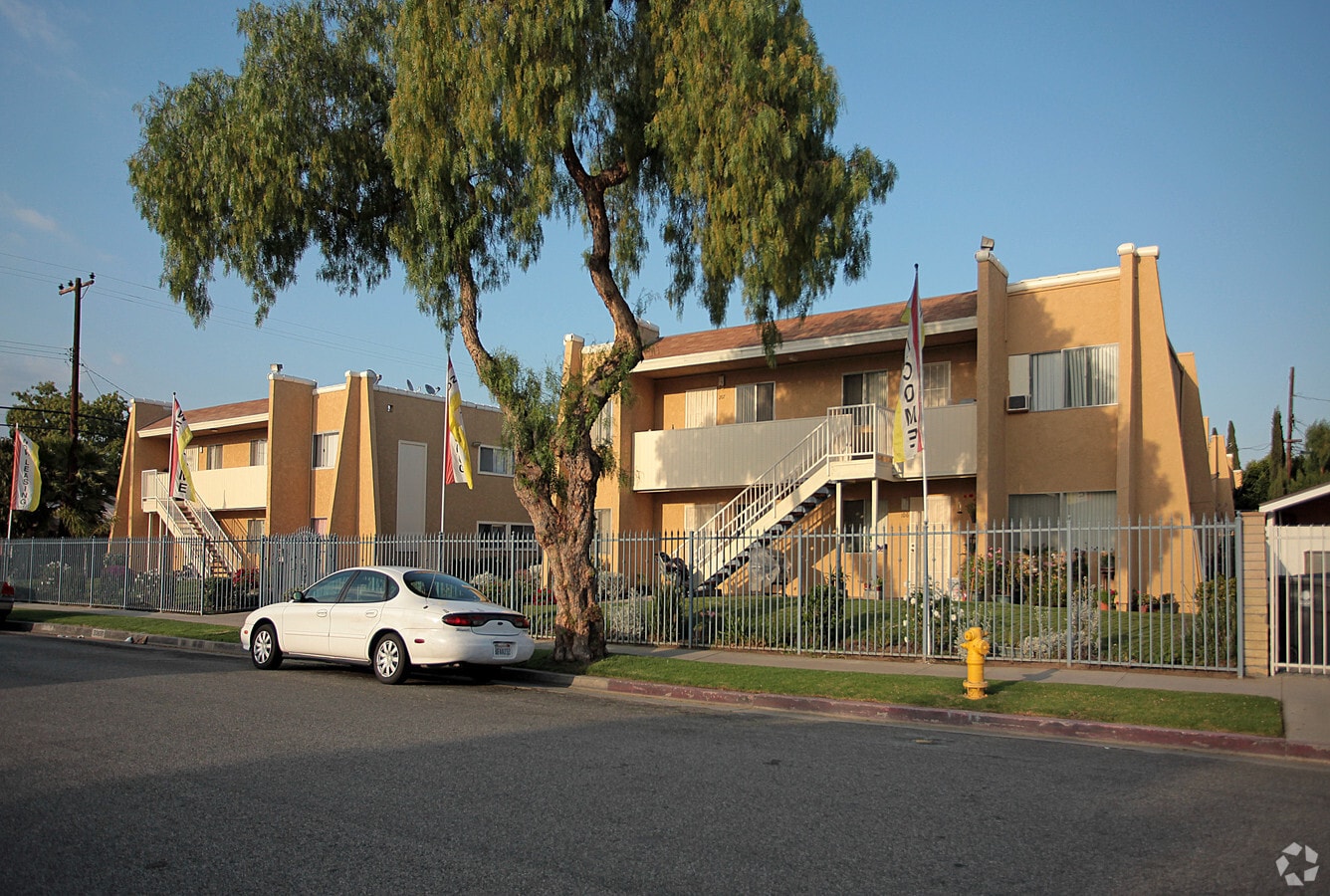 Lakewood Gardens - Lakewood Gardens Apartments