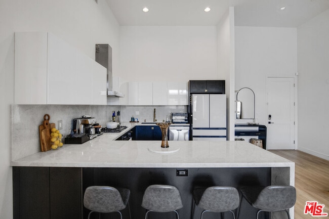 Building Photo - 118 S Kenwood St Unit 102