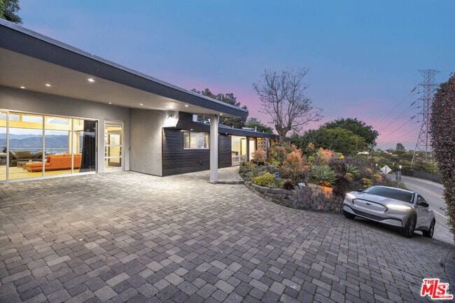 Building Photo - 7275 Mulholland Dr Rental