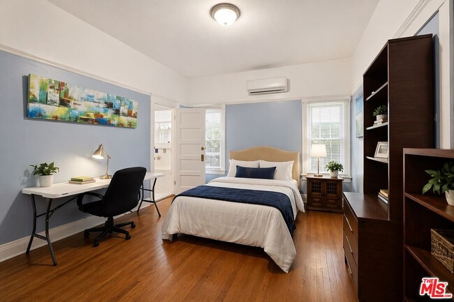 Photo - 2713 S La Salle Ave