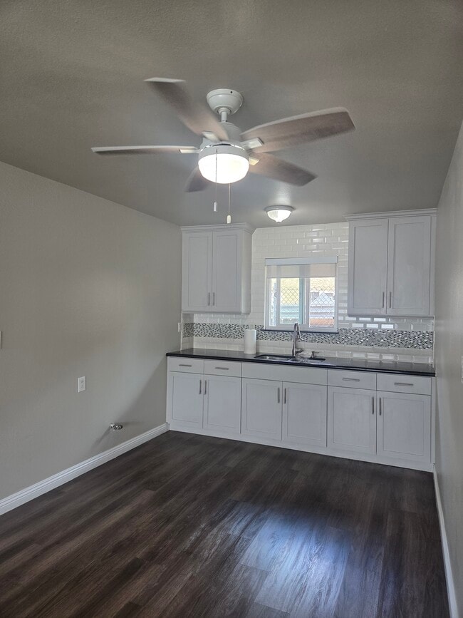 Building Photo - 553 Chatsworth Dr Unit 1