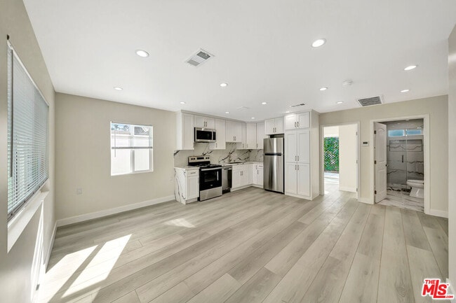 Photo - 10953 Whitegate Ave