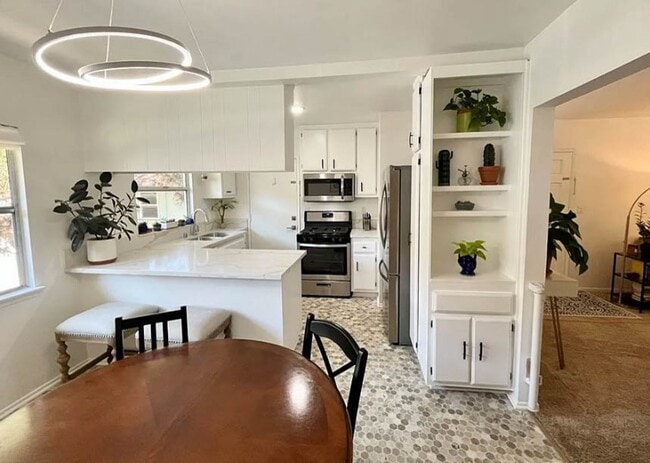 Photo - 5829 Bowcroft St