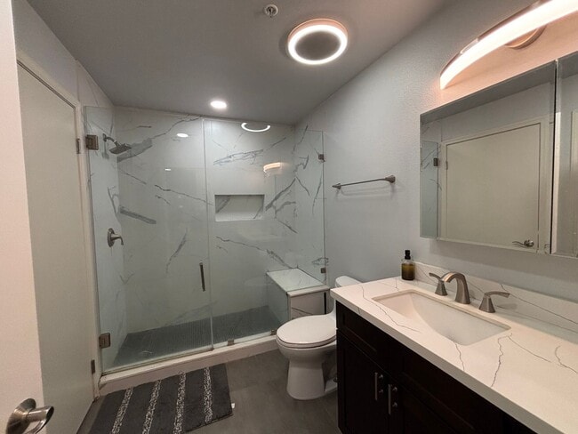 Building Photo - Modern Downtown Condo with Balcony, Pool, ...