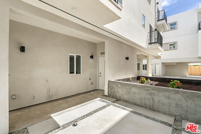 Photo - 10959 Calvert St