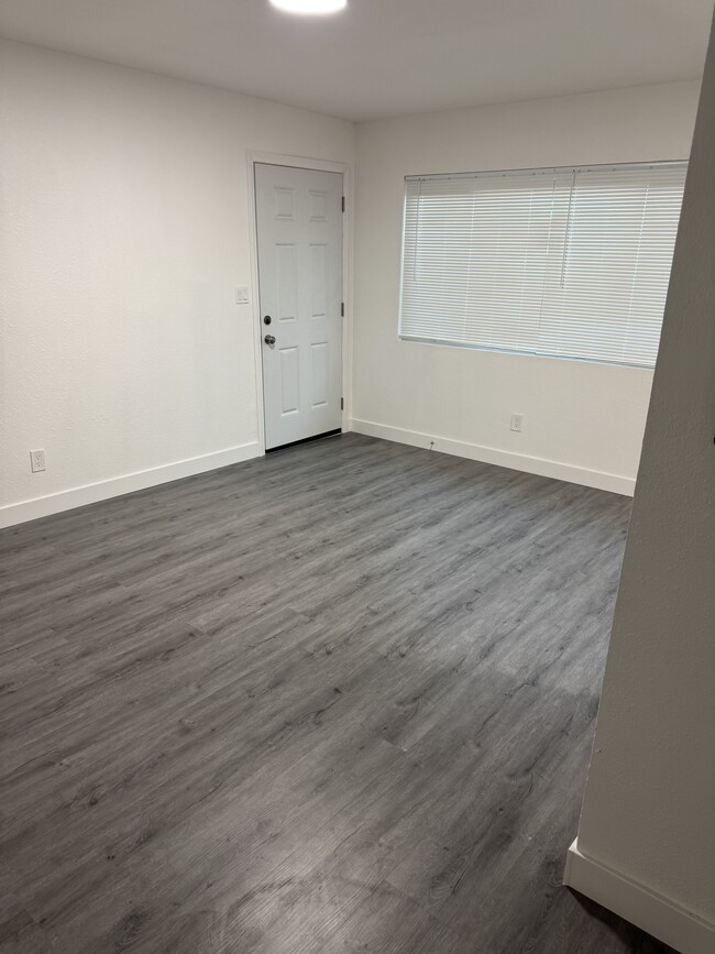 Photo - 583 W 16th St