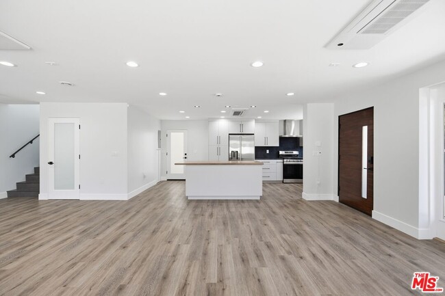 Photo - 11611 Burbank Blvd