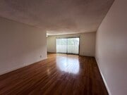 Photo - 121 S Swall Dr