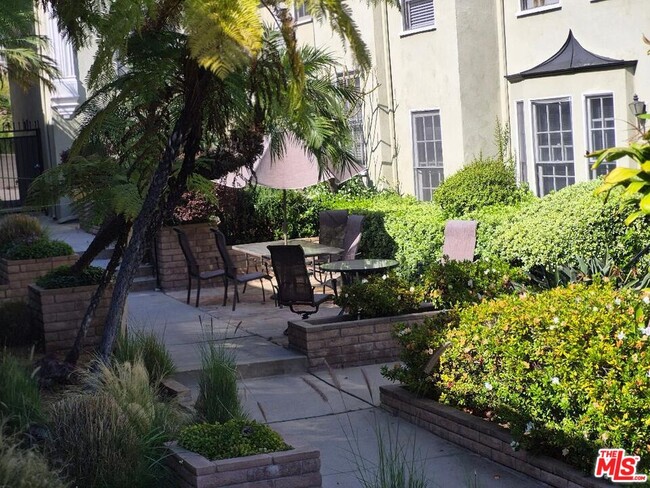 Building Photo - 8561 Holloway Dr Unit 8561-1/4