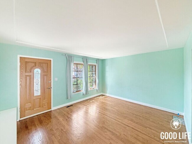 Photo - 4521 Maple Ave