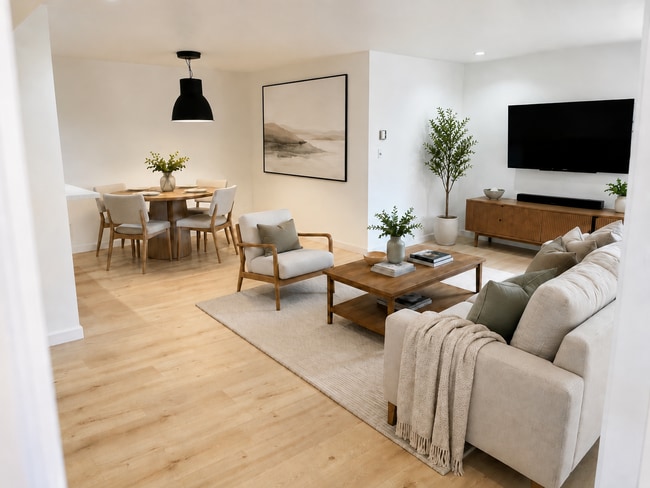 Building Photo - 358 S Gramercy Pl Unit Renovated Top-Floor 2BR/2