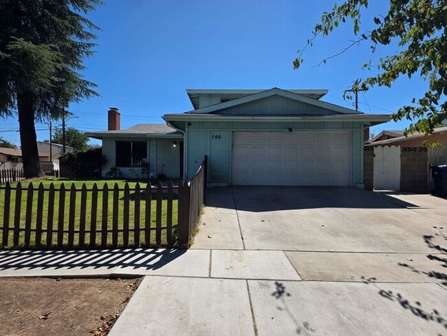 Building Photo - New Listing!