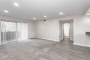 2BR, 2BA - 850SF - Living Room/Dining Room - 250 E Acacia St. Apartments