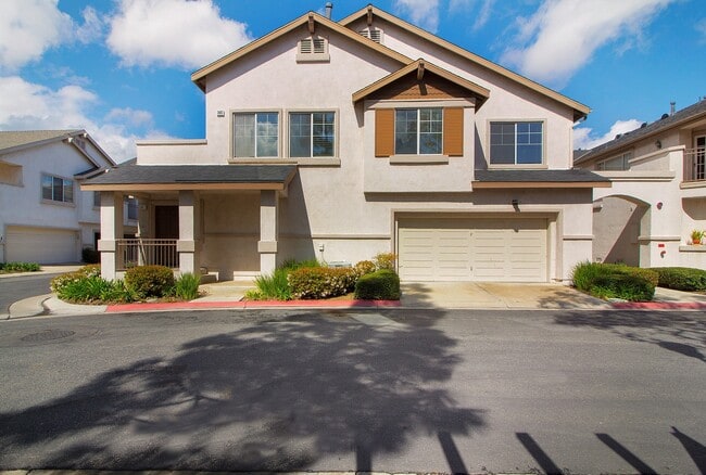 Spacious Townhome | Desirable Orange Location - Spacious Townhome | Desirable Orange Location