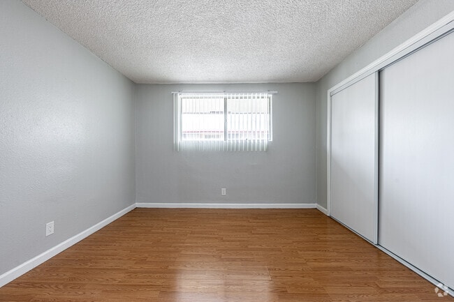 1BR, 1BA - 620SF - Bedroom - Regency-Baldwin Apartments