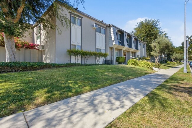Building Photo - 2BR/1BA Condo with Resort-Style Amenities & Low-Maintenance Living