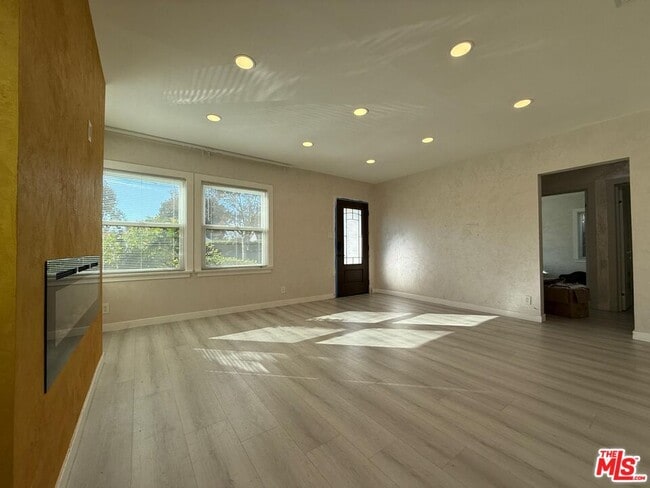 Photo - 674 Estelle Ave