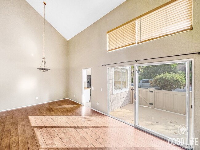 Photo - Beautiful 2B/2BA Townhouse with Attached 2...