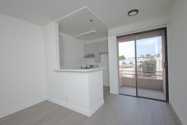 Photo - 1335 N La Brea Ave