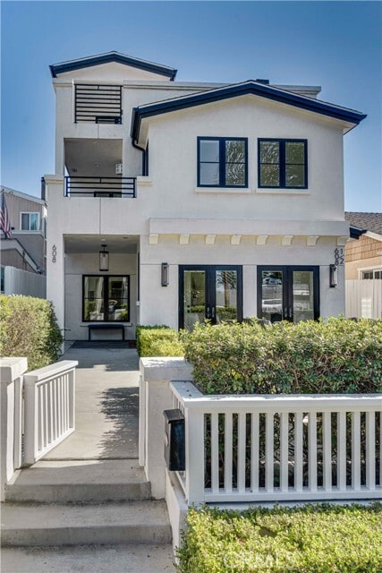 Photo - 608 Heliotrope Ave