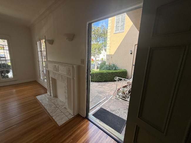 Photo - 1062 Masselin Ave Unit 1062