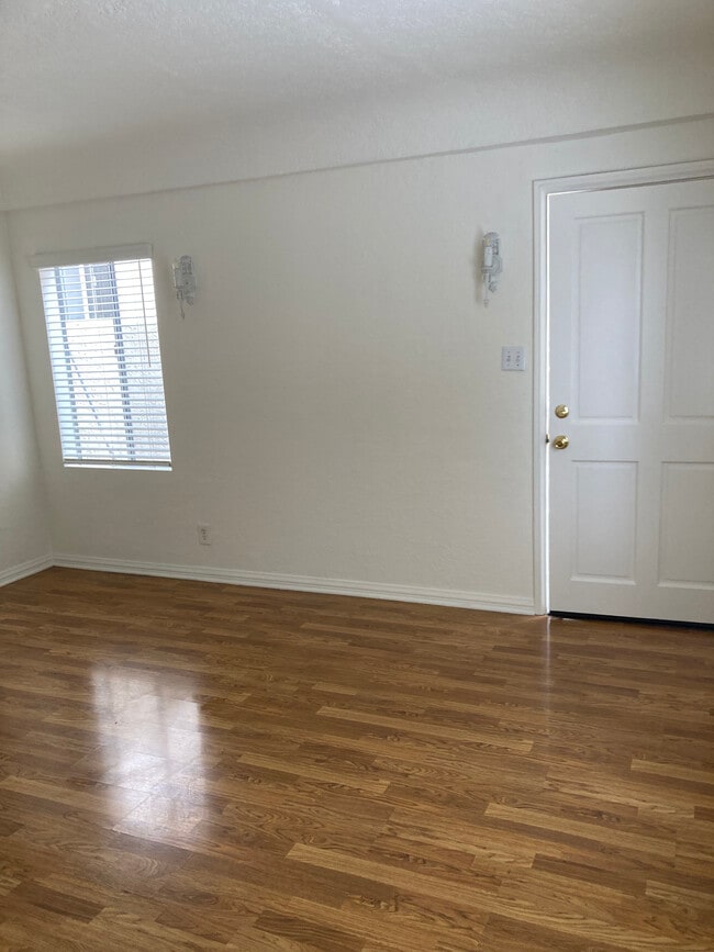 Living Room - 934 W 9th St Unit 934 W. 9th St.