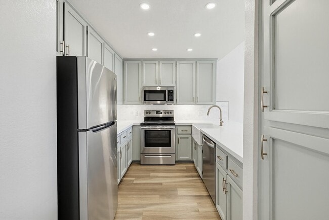 Building Photo - 270 Dahlia Ave