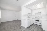 2BR, 2BA - 800SF - Kitchen - 1517 Carson St