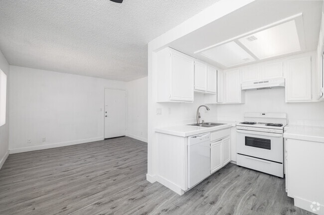 2BR, 2BA - 800SF - Kitchen - 1517 Carson St