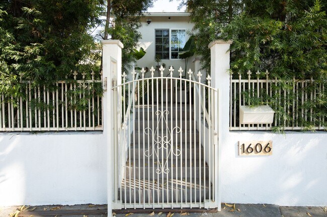 Photo - 1606 Myra Ave